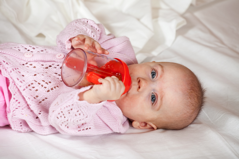 baby-feeding-using-sippy-cup