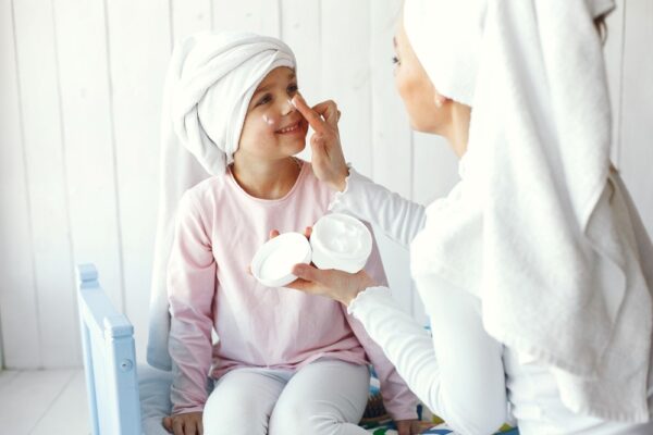 mom-choosing-right-baby-skincare-products